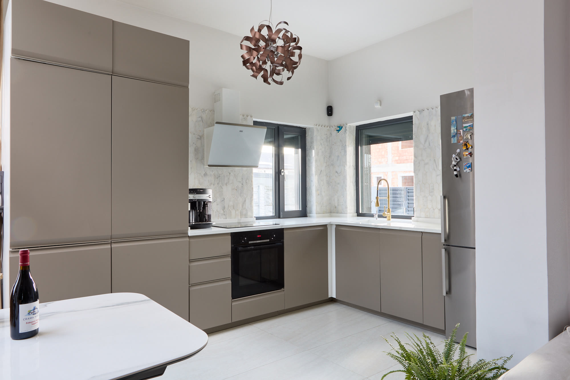 Bucătărie pe colț cu blat din quartz alb — imaginea 2