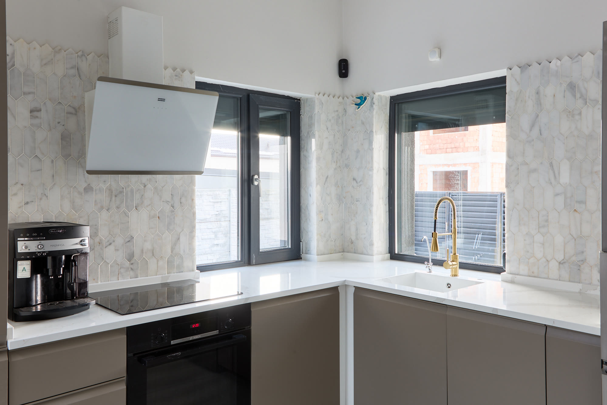 Bucătărie pe colț cu blat din quartz alb — imaginea 4