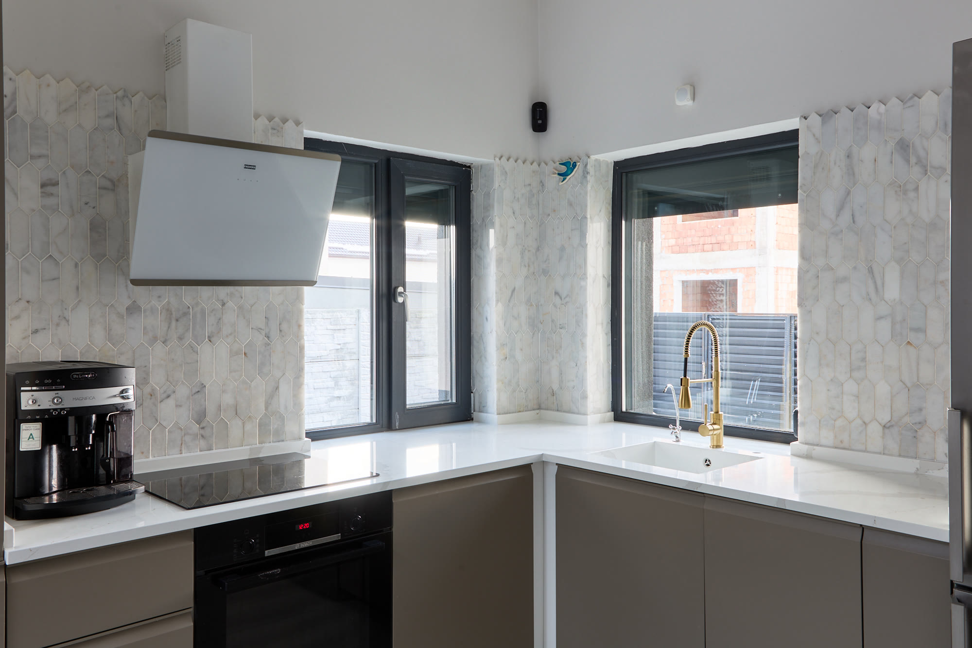 Bucătărie pe colț cu blat din quartz alb — imaginea 5