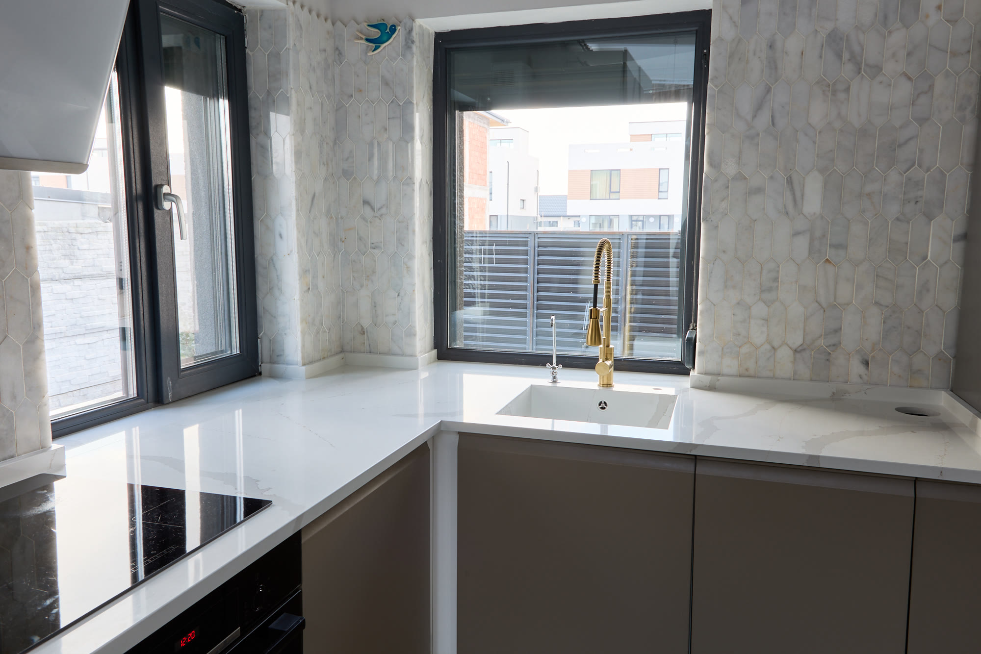 Bucătărie pe colț cu blat din quartz alb — imaginea 6