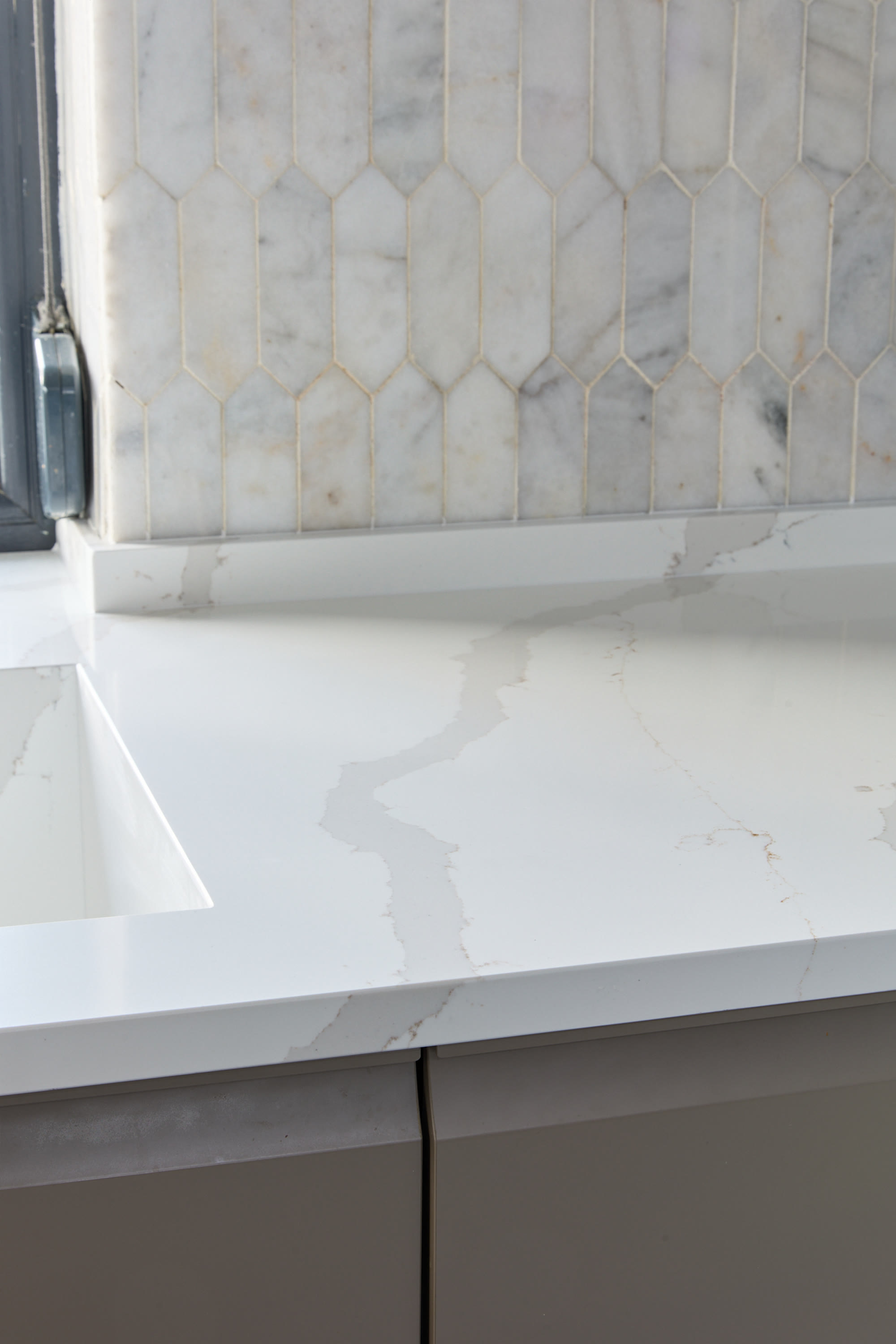 Bucătărie pe colț cu blat din quartz alb — imaginea 8