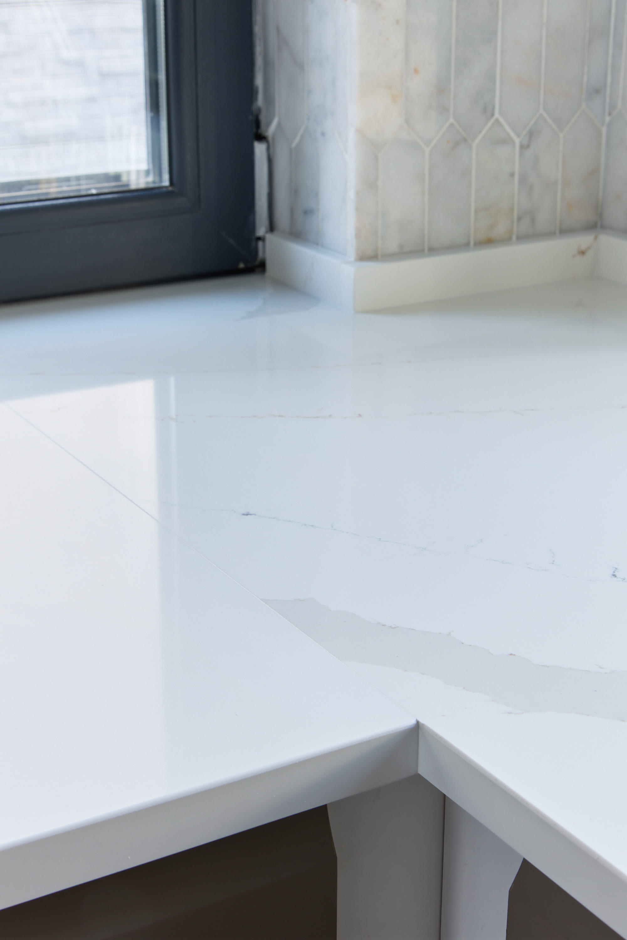 Bucătărie pe colț cu blat din quartz alb — imaginea 9