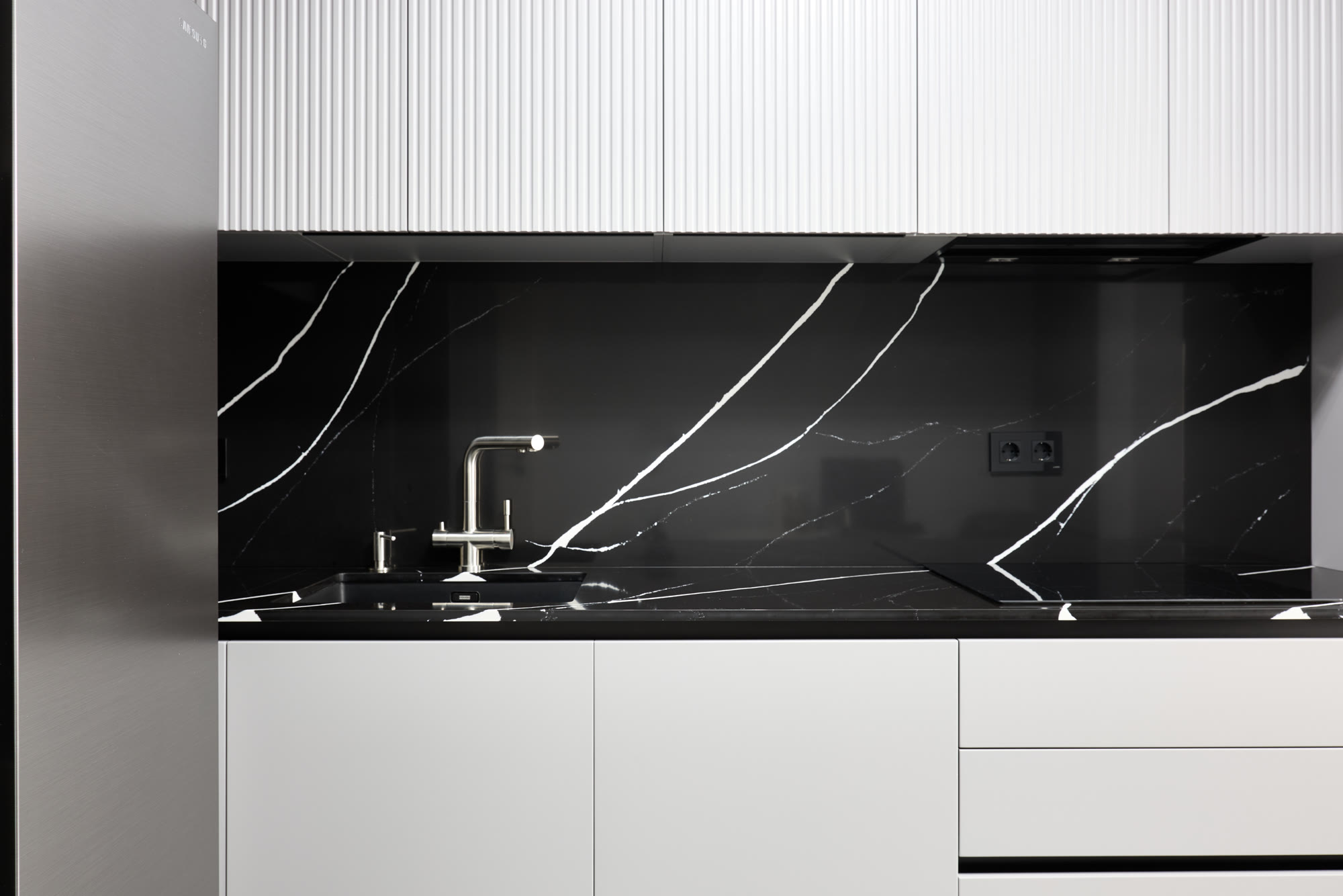 Bucătărie cu blat și placare din quartz negru Marquina