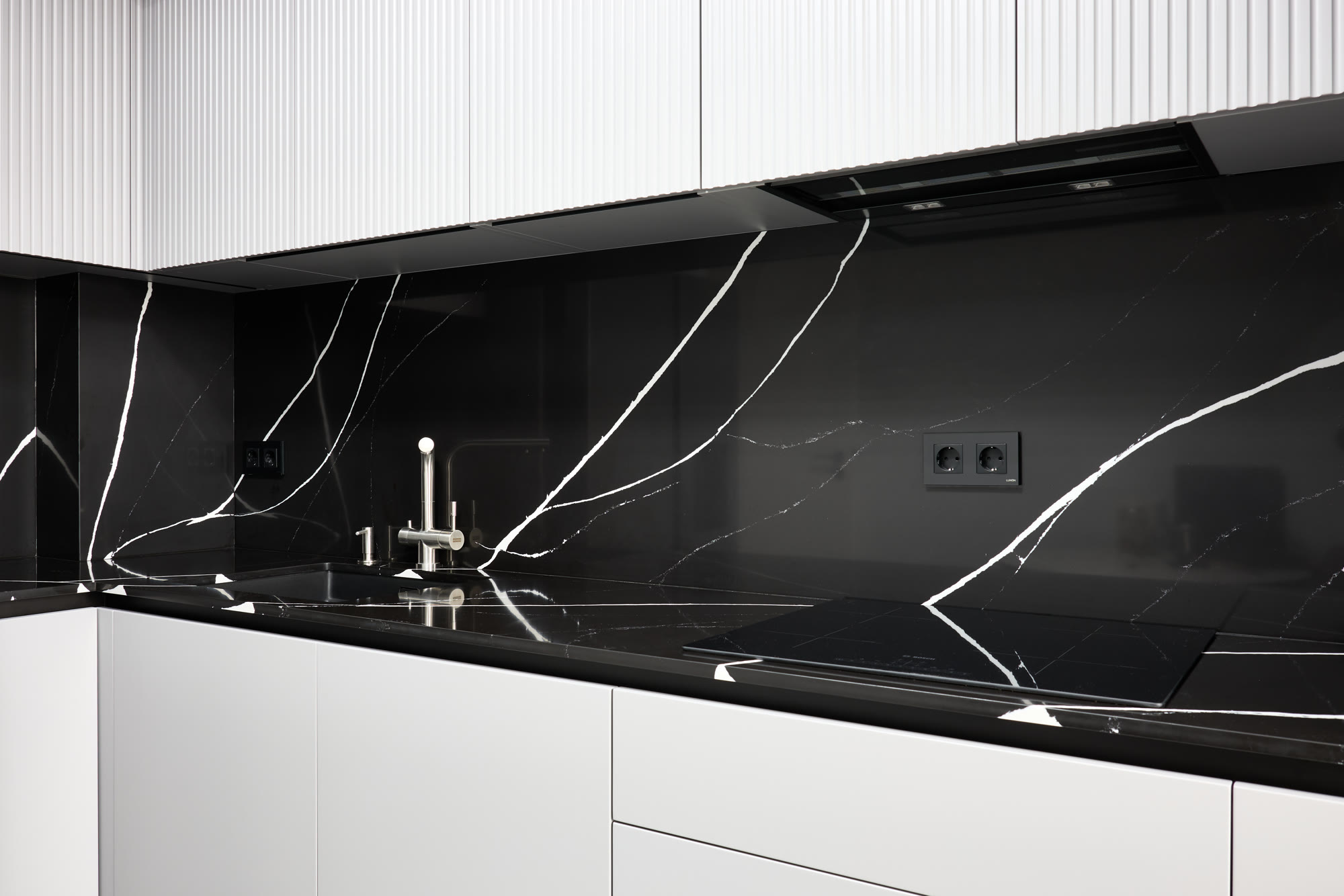 Bucătărie cu blat și placare din quartz negru Marquina — imaginea 2