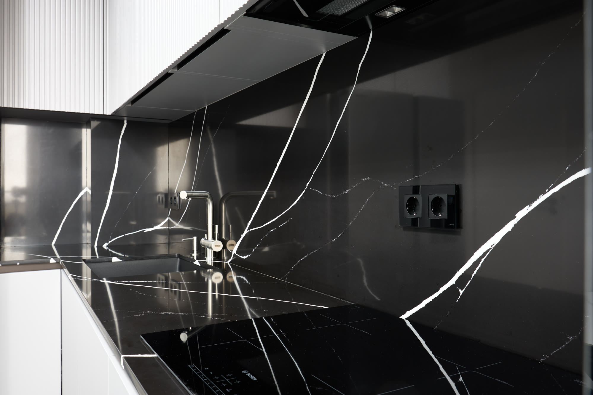 Bucătărie cu blat și placare din quartz negru Marquina — imaginea 3