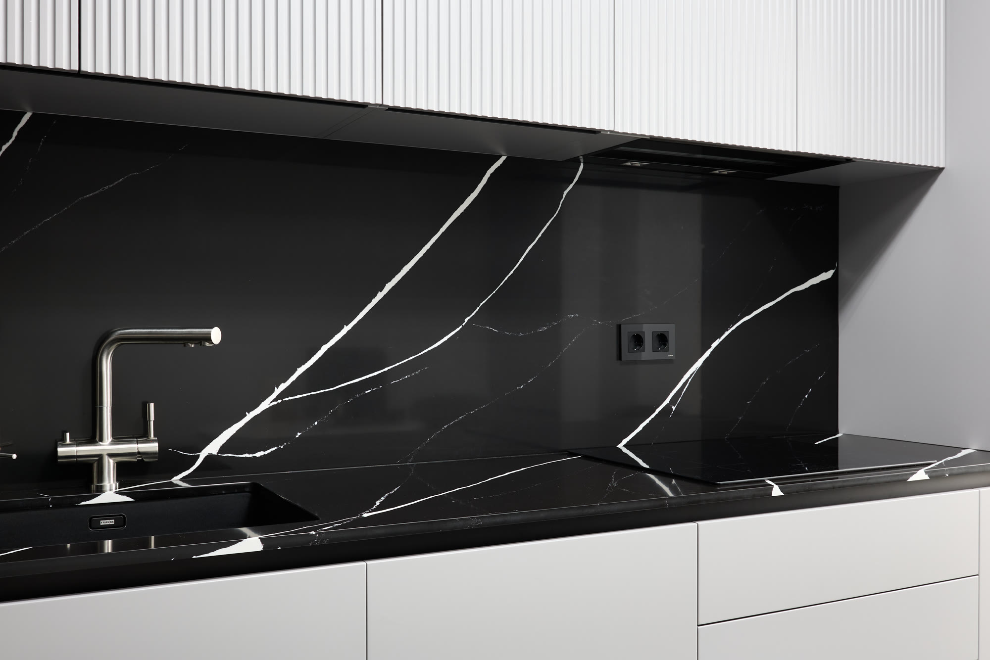 Bucătărie cu blat și placare din quartz negru Marquina — imaginea 4
