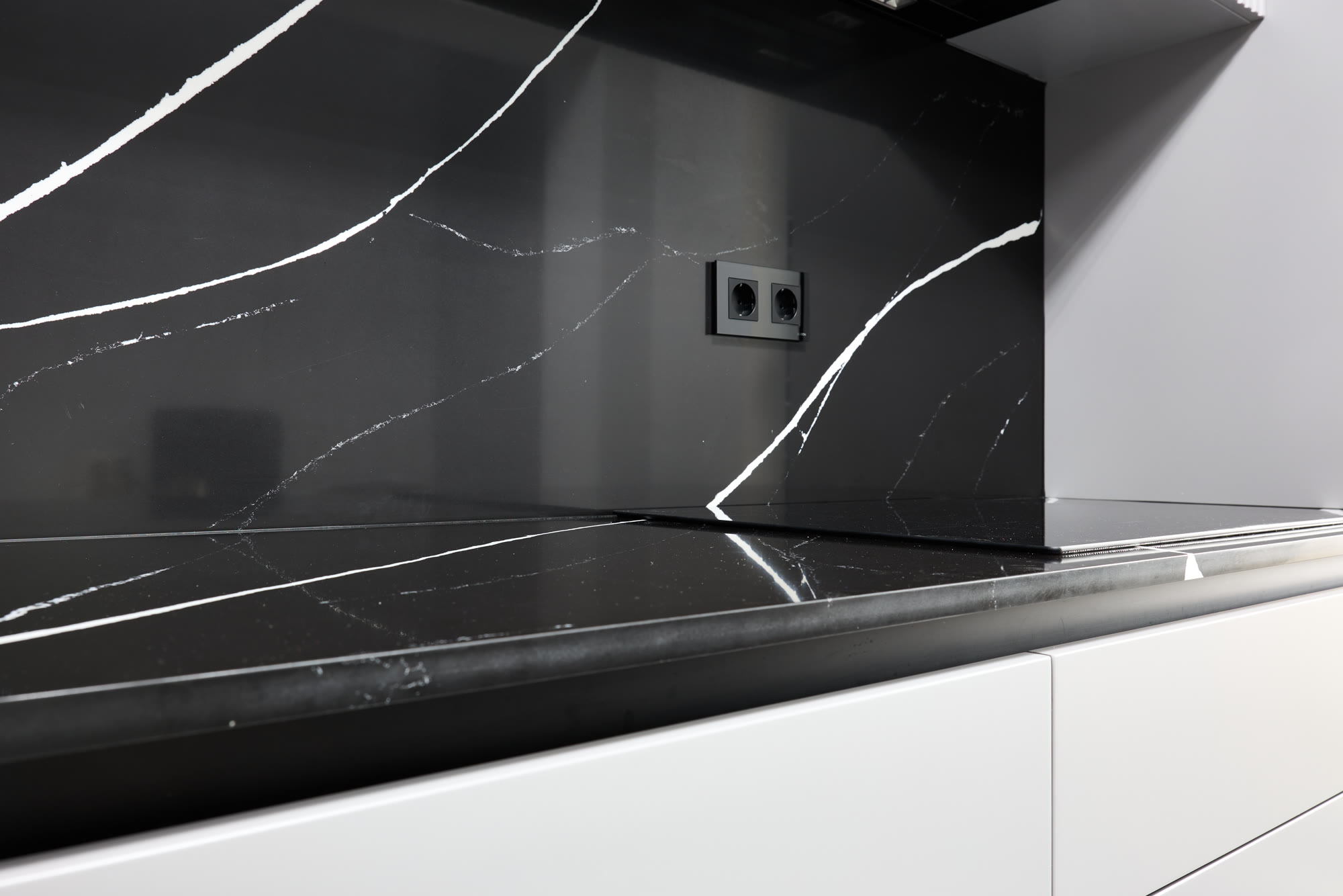 Bucătărie cu blat și placare din quartz negru Marquina — imaginea 5