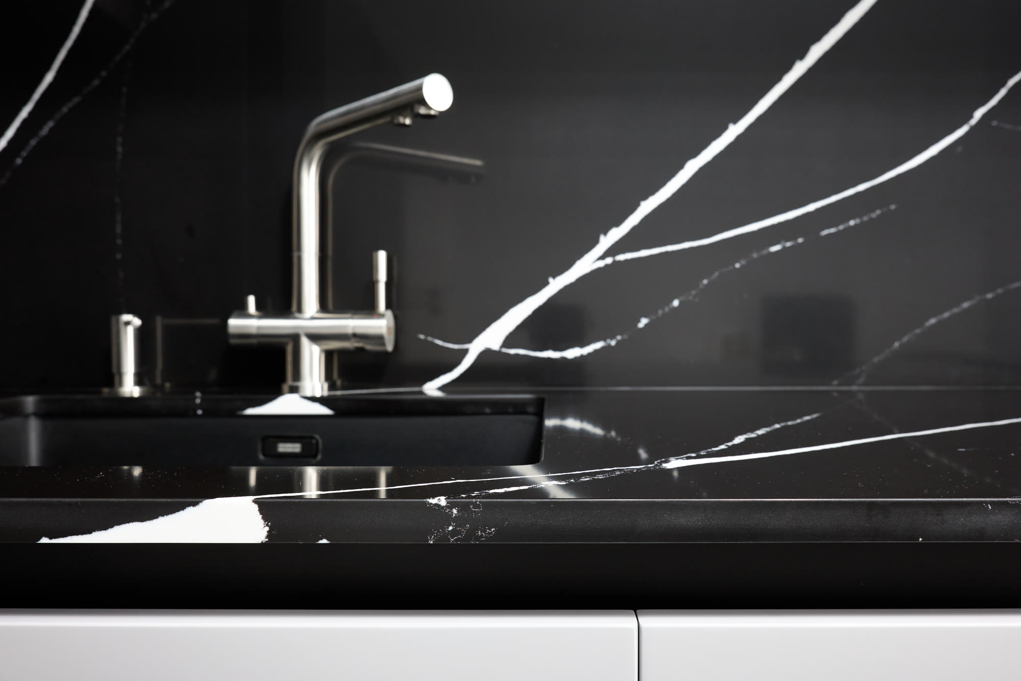 Bucătărie cu blat și placare din quartz negru Marquina — imaginea 6