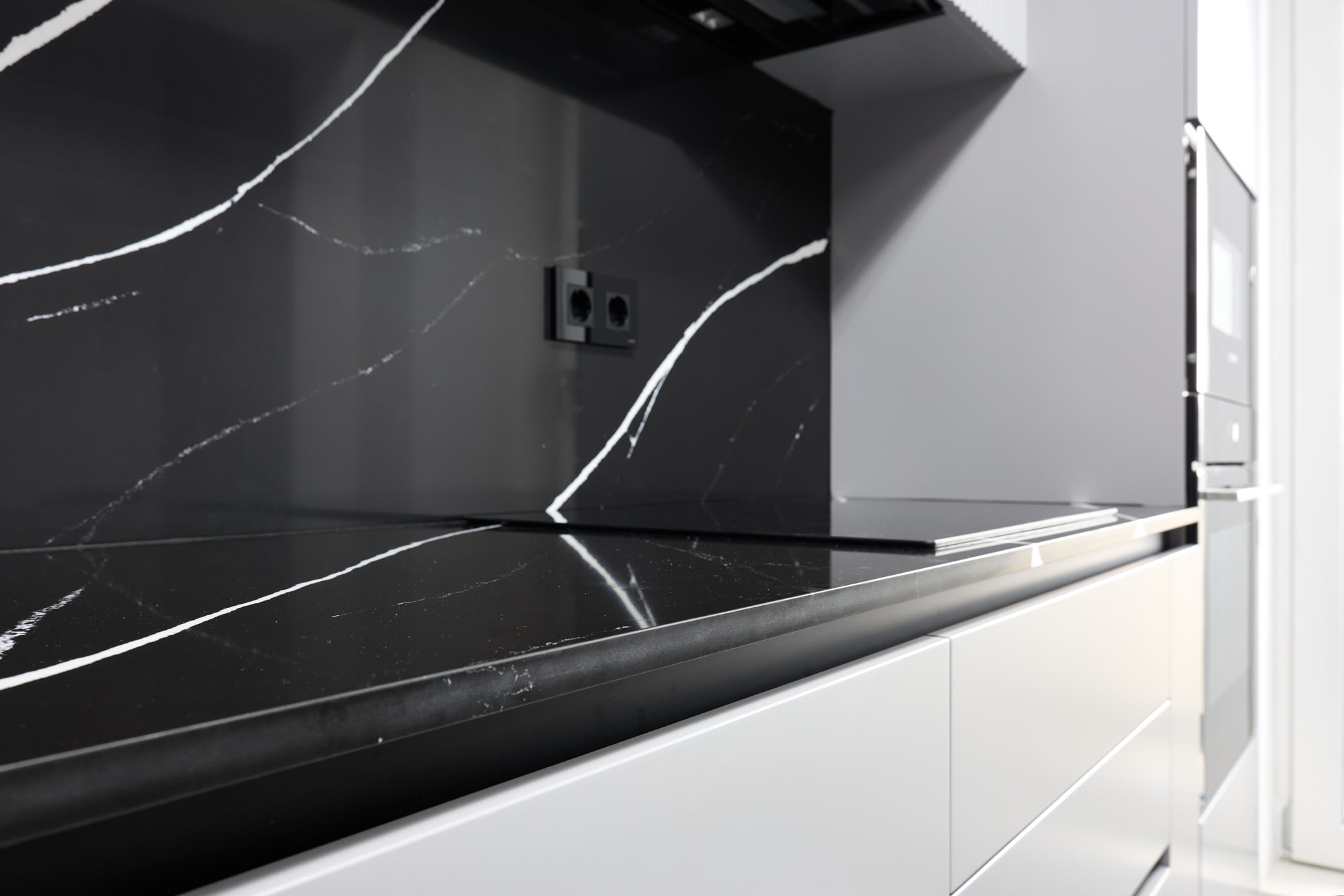 Bucătărie cu blat și placare din quartz negru Marquina — imaginea 7