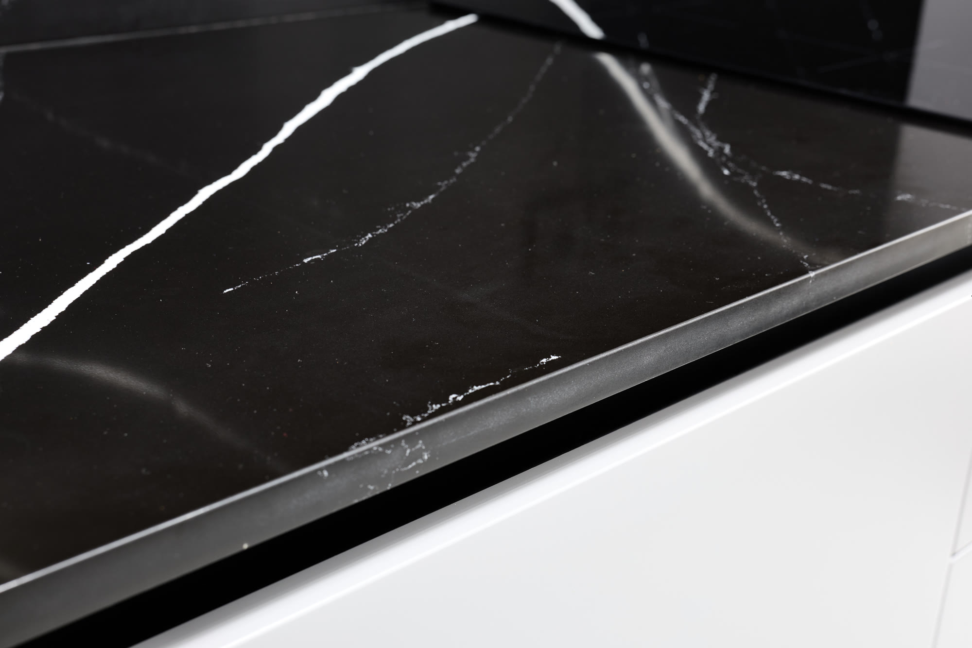 Bucătărie cu blat și placare din quartz negru Marquina — imaginea 8