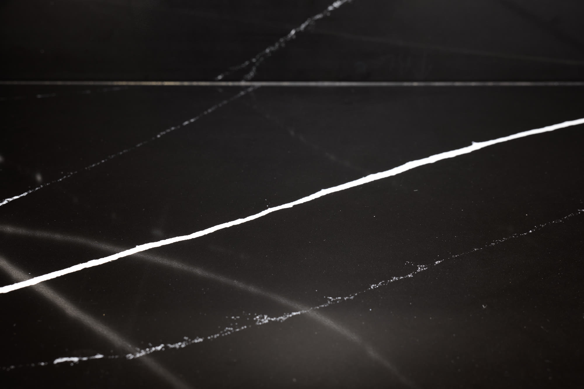 Bucătărie cu blat și placare din quartz negru Marquina — imaginea 9