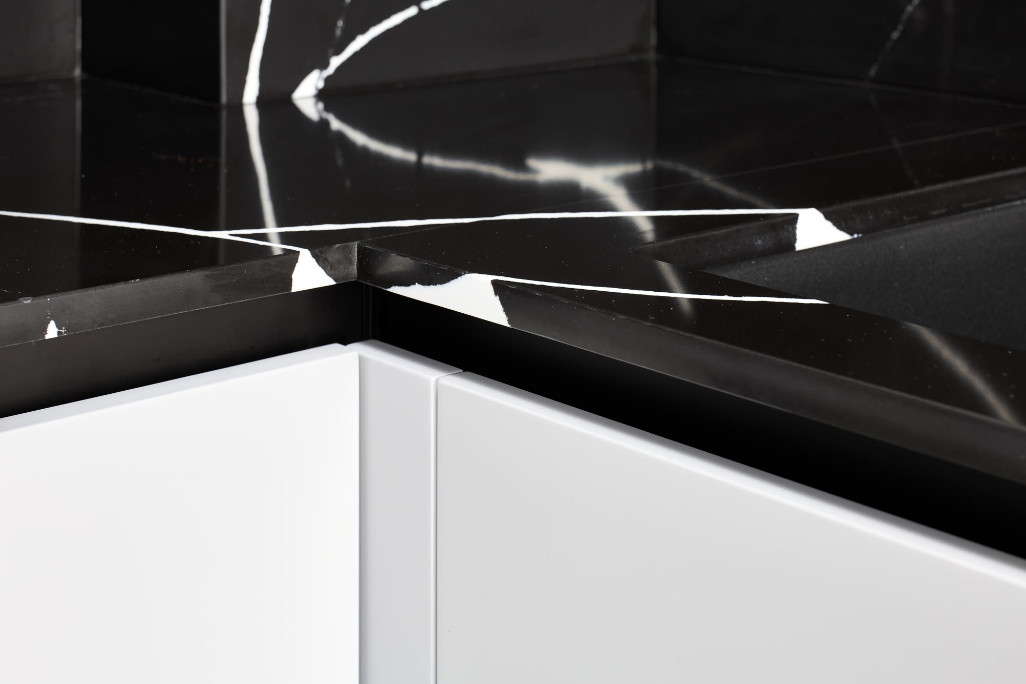 Bucătărie cu blat și placare din quartz negru Marquina — imaginea 10